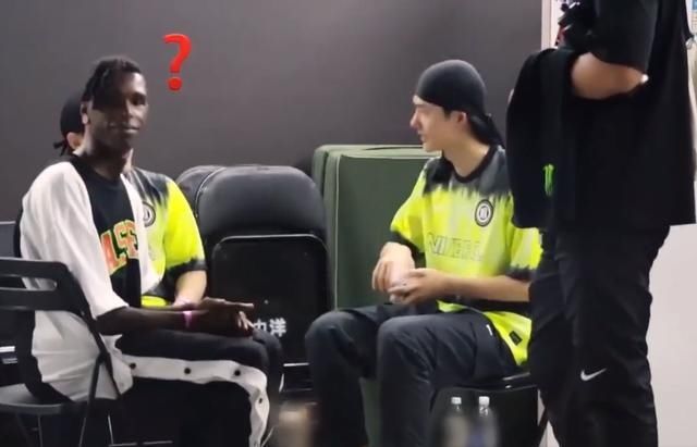  翻车|王一博秀魔术连续翻车，但布布过于捧场，黑人问号脸绝了