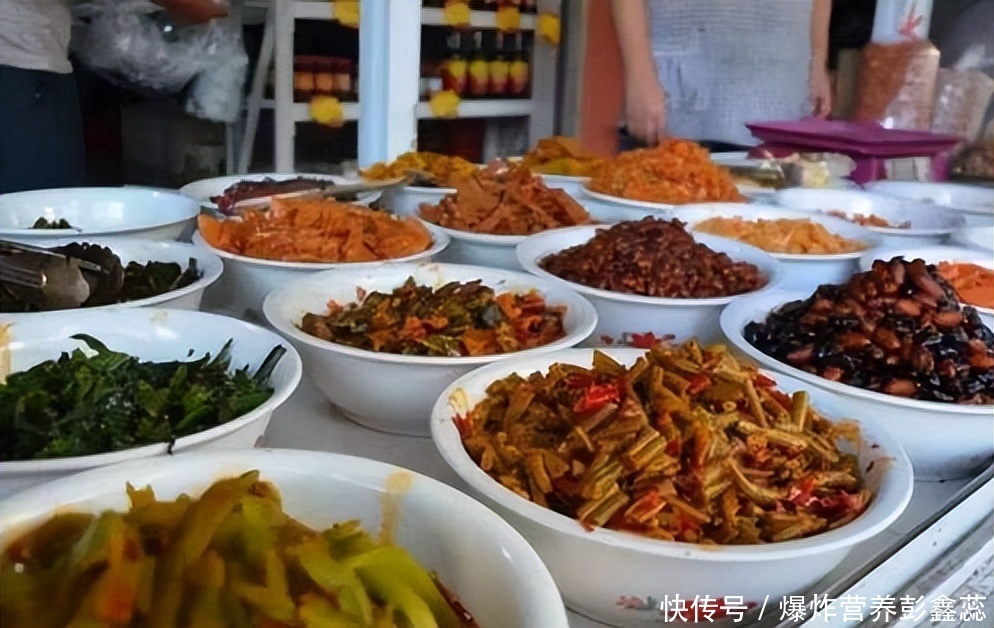 老年人吃咸菜有什么危害吗(老人多吃咸菜，对身体健康有益无害？咸菜，到底应不应该吃？)
