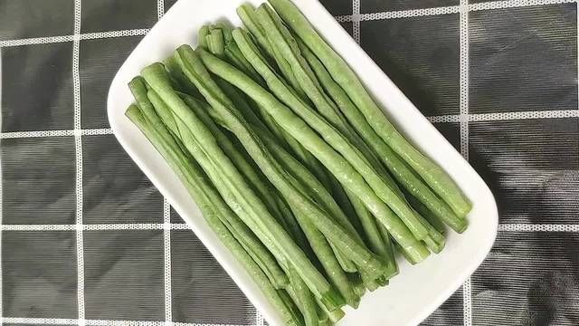 豆角|豆角新的做法，外酥里嫩麻辣鲜香，吃上几口再也停不下来