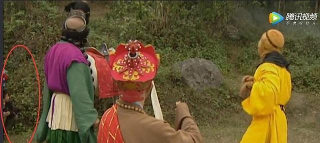 穿帮|西游记穿帮 六小龄童的孙悟空对女子说, 请放尊重些, 手表抢戏!