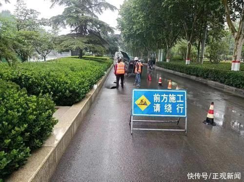 中原西路路面突现塌陷正在抢修，通行请注意