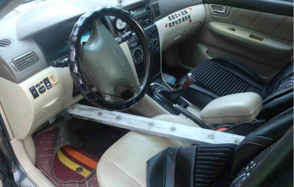  驾车|惊险丨银川男子驾车逆行肇事，2米栏杆穿透驾驶室！