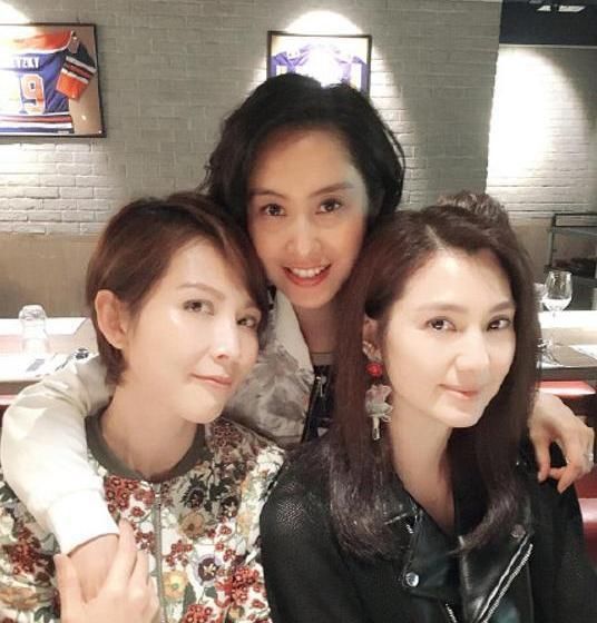  洪欣|四大“美人”又同框，49岁洪欣一身蓝色牛仔套装扮嫩，清新又减龄