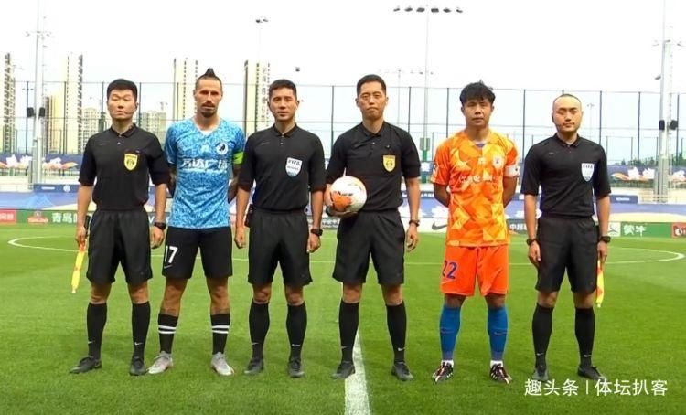  裁判|新赛季中超最冤染黄！大连后卫摸了一下裁判胳膊，转身就吃牌！