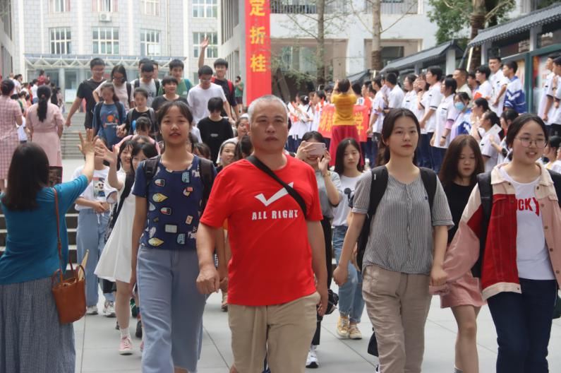  送考|乘风破浪高考日 盘点常德市二中爱心送考的那些美好画面！
