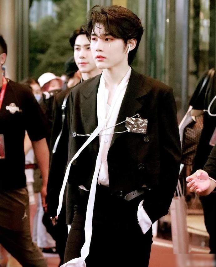  实力|李权哲秒删？发博内涵队友实力差？乐华七子关系到底如何？