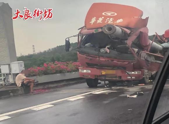  车祸|突发！德胜大桥发生可怕车祸，现场…