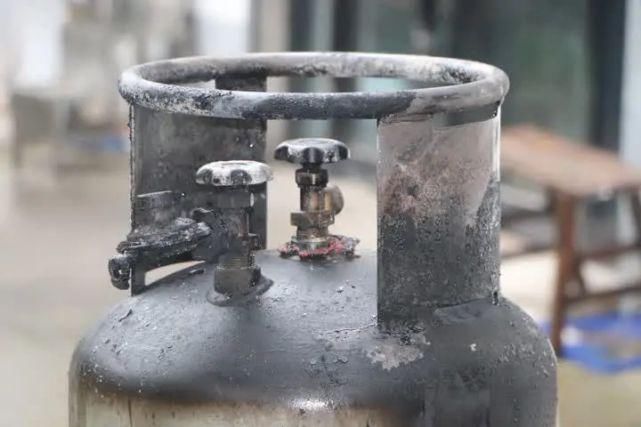  阀门|实拍|一居民家中50公斤的煤气罐着火，＂噗噗＂喷射火舌……