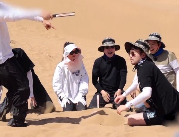  惊险|《极限挑战》惊险一幕：魏大勋用沙子埋雷佳音的头，秦昊及时制止