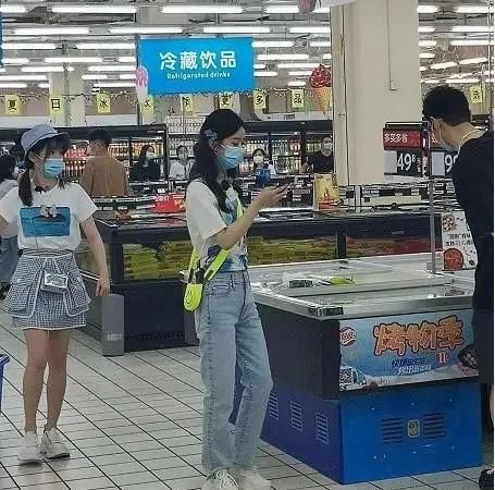  嘉宾|赵丽颖录制《中餐厅4》被粉丝跟拍，据了解还有一位神秘女嘉宾被邀参加节目