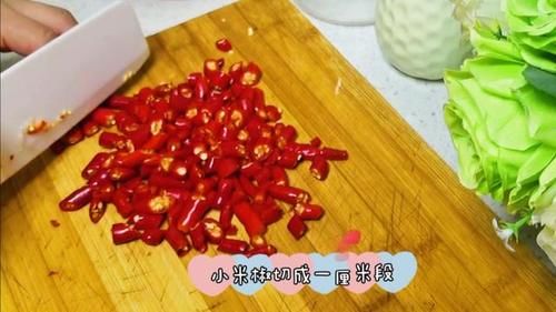  自制|好吃到停不下来的花椒鸡，又麻又辣，配一口自制咸菜，绝了！