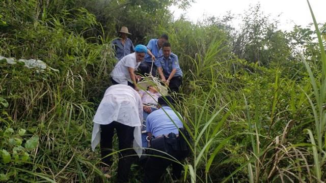  山崖|小车摔下百米山崖司机卡在山腰，大义村民镰刀劈树砍出生命之路