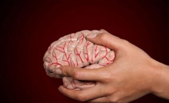  孩子的头|因为父亲的一个小动作，2岁宝宝就成为了植物人，大家一定要谨记