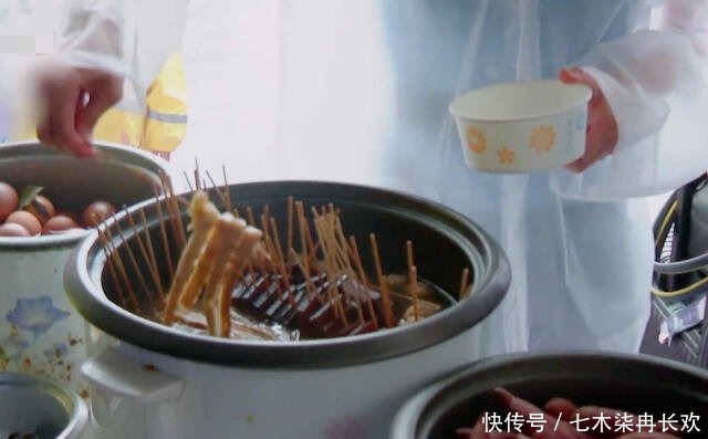 别人|别人吃关东煮都付完钱才吃,郑爽拿起一串就开始吃:怎么想的?
