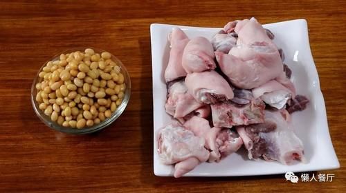  好吃|猪蹄怎么做好吃？配上黄豆一起炖，连汤汁都不会浪费