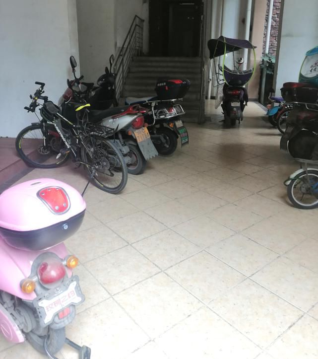 皇冠国际社|电瓶车堵了单元楼道！回家的路该谁来疏通？