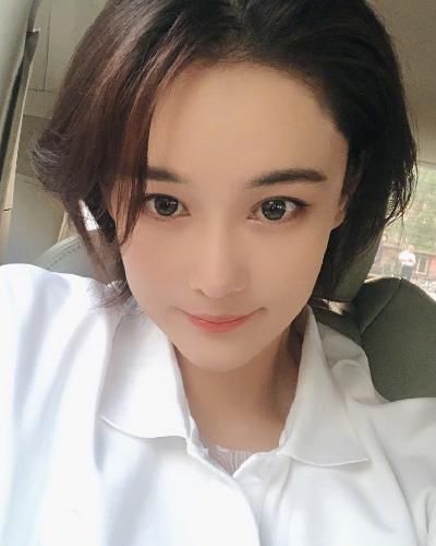  摆拍|张馨予晒厨房做饭照，有谁注意她的双手？是否摆拍一目了然