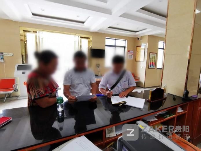 身上|母亲丧礼上放烟花 不料烟花却在道士身上爆炸