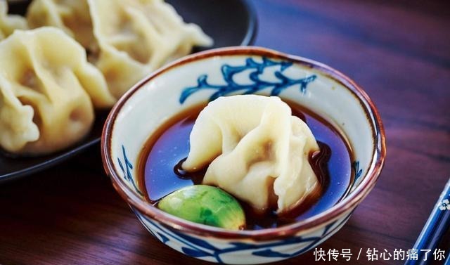  调料|不同地区吃饺子时，都会蘸哪些“调料”原来学问如此之大