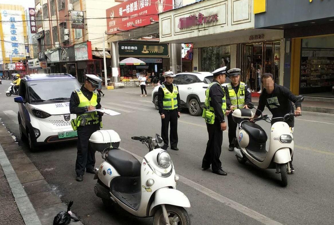 南宁|南宁宾阳交警持续开展城区电动车交通秩序整治行动