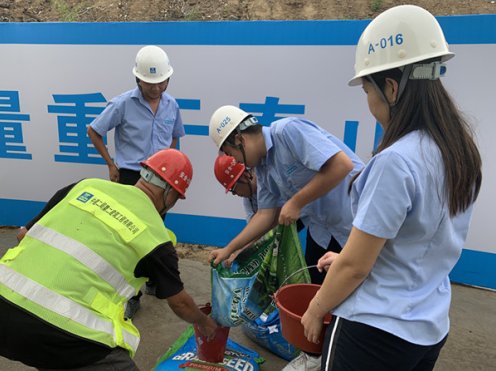 长丰|中建二局二公司合肥长丰正荣项目开展边坡绿化义务劳动