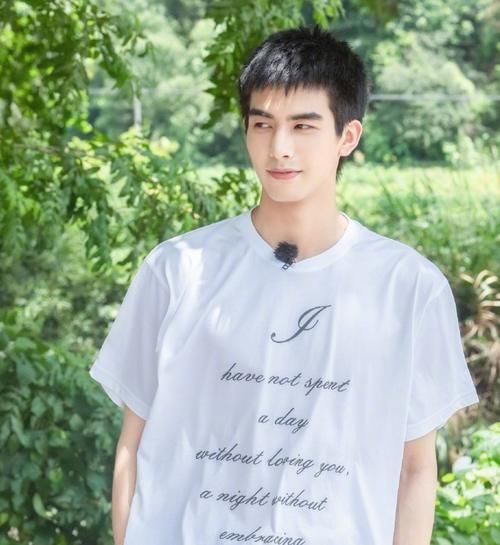  王一博|《以家人之名》三兄妹野外露营欢乐多，王一博他们是一群憨憨吗