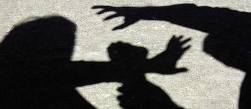 偏僻|33岁男子将90岁老太太骗到偏僻处殴打侵犯，当场被村民抓住