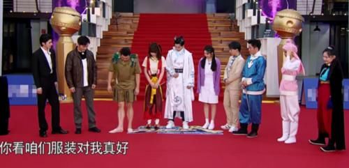  对比|baby节目中摔倒，对比固定MC与飞行嘉宾的反应，真让人揪心