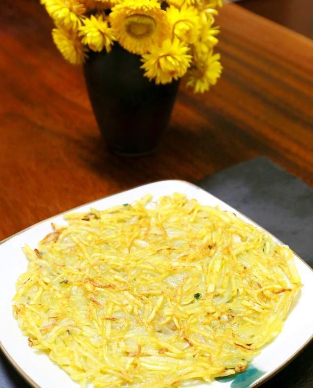 好吃|今天吃什么?土豆丝煎饼,酥脆爽口好吃又健康,家里的小朋友最爱