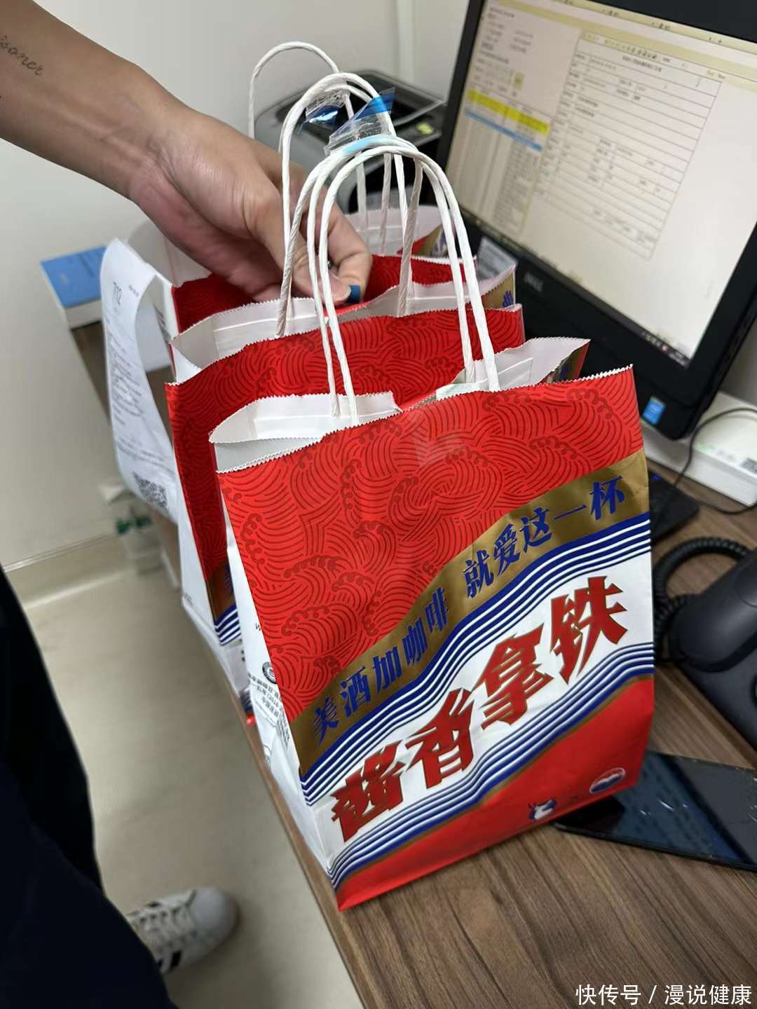 酱香拿铁(美酒加咖啡，背后医生追！刷爆朋友圈的酱香拿铁，4类人最好别喝)