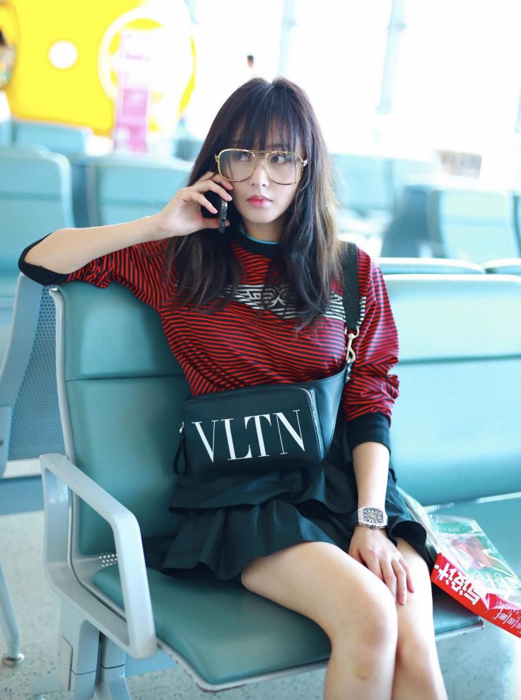  身材|张天爱穿衣搭配眼光真棒，条纹上衣配短裙，让身材比例看起来逆天