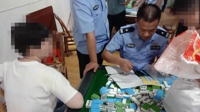  某家居门店|接举报，岳阳出动40多名警力，42人现场被抓