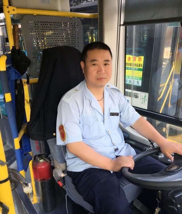 公交司机|贵州公交坠湖,司机是封闭性思维受害者,大学生最该吸取教训