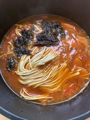 火腿|好吃到舔碗??酱汁浓郁美味的茄汁火腿焖面