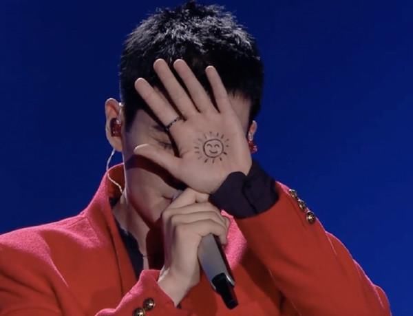  同台|万茜主持首秀闹笑话，抢话不断还暴露情商，自认跟何炅同台是他的荣幸