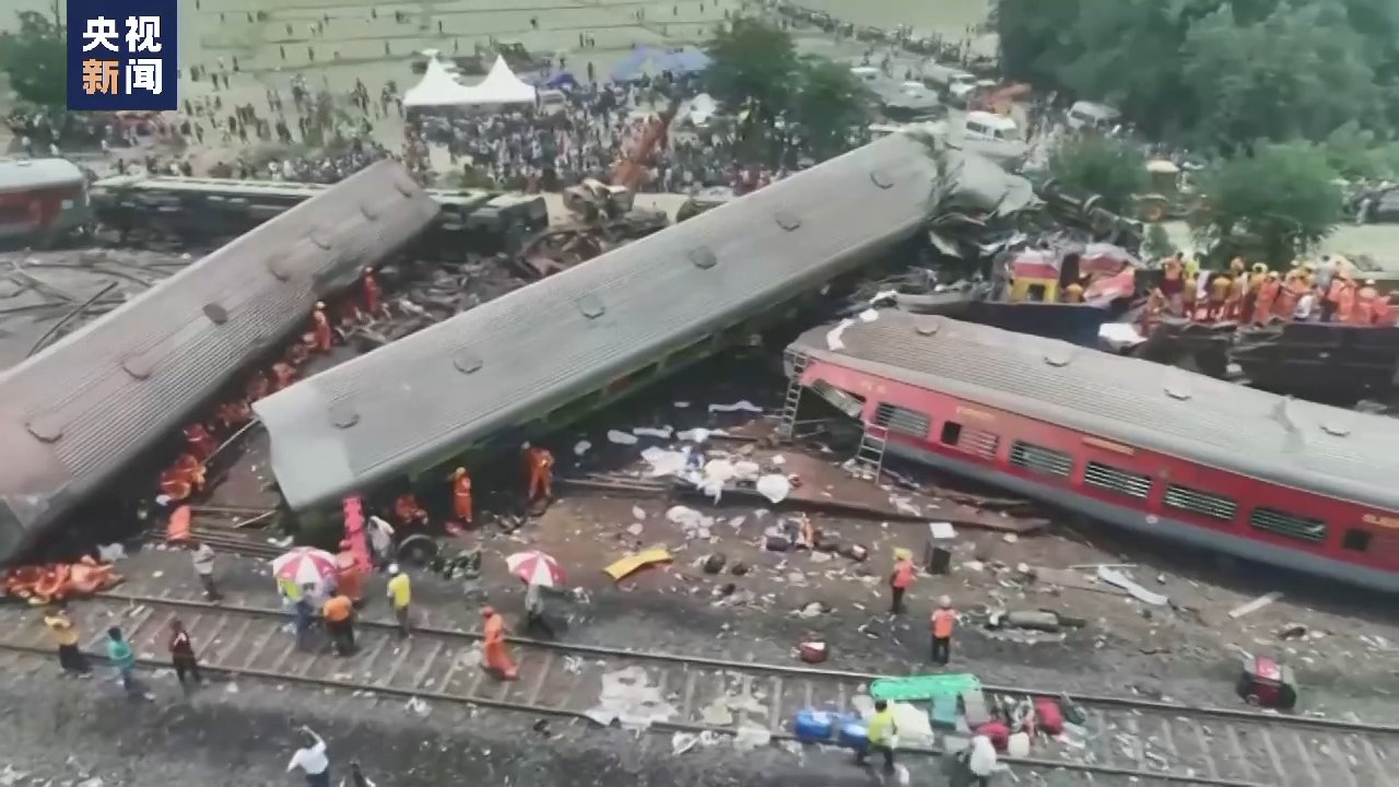 印度列车脱轨相撞事故已造成至少288人死亡，初步调查结果：电子联锁装置变化导致
