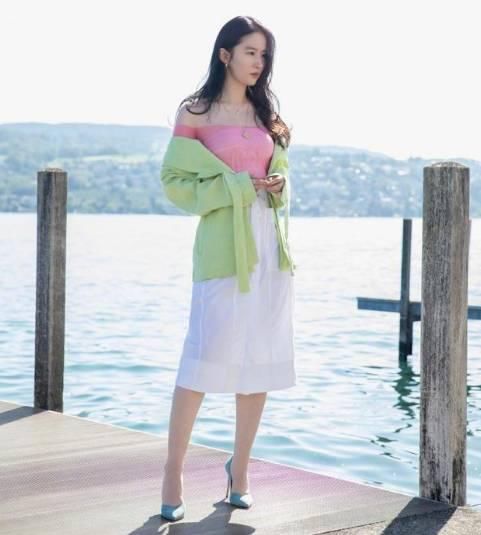 刘亦菲|32岁刘亦菲终于晒美照，粉T半裙大秀蚂蚁腰