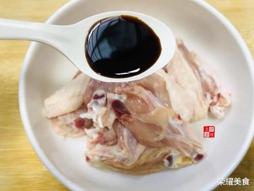  香嫩|原来鸡翅还可以这样做，小孩爱吃下饭没压力，香嫩美味和土豆最配