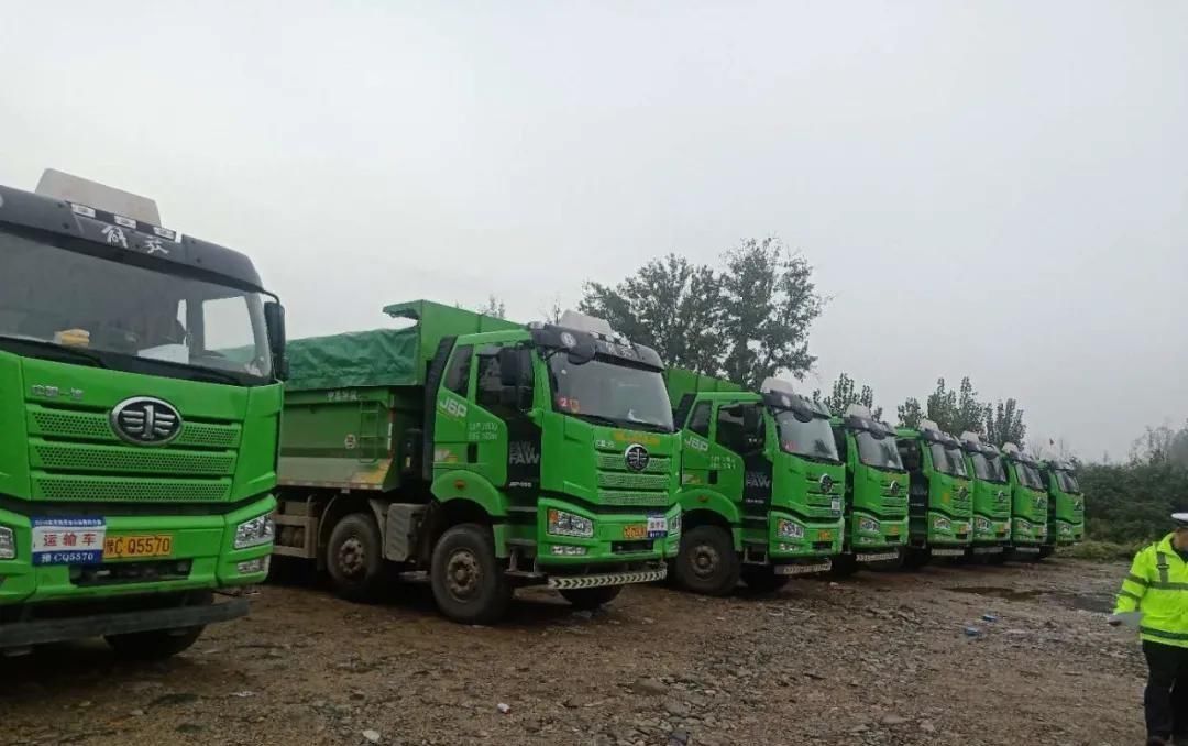 整治|洛宁交警持续整治渣土车 打赢蓝天保卫战