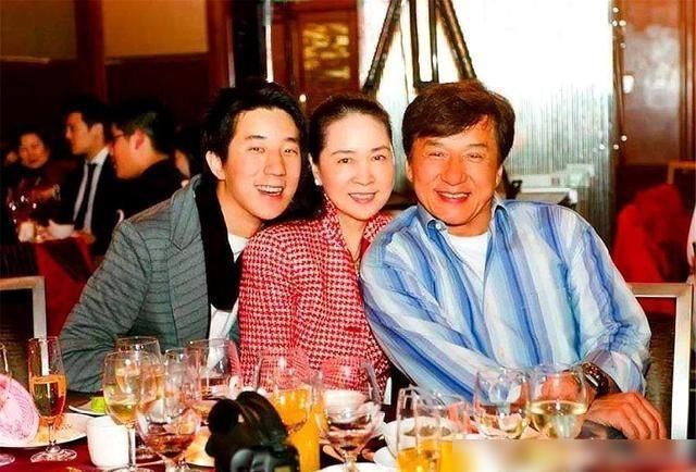  亲密|只有一个人参加了66岁生日，房祖名祝福的方式非常亲密