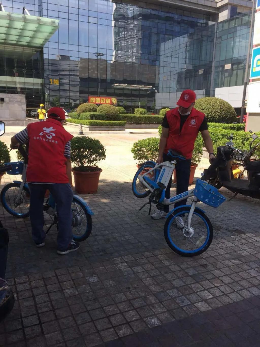 石岐|举手之劳显文明！石岐这群“志愿红”随手行动让文明如影随形~