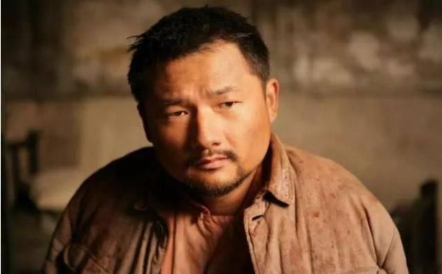 单衣|王耀武俘虏红军师长,见面很惊讶:单衣满是补丁,身带破瓷碗