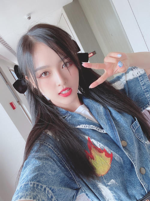  指责|韩粉被指责“宇宙起源”？黑色双马尾半蝴蝶结，是巧合还是模仿？