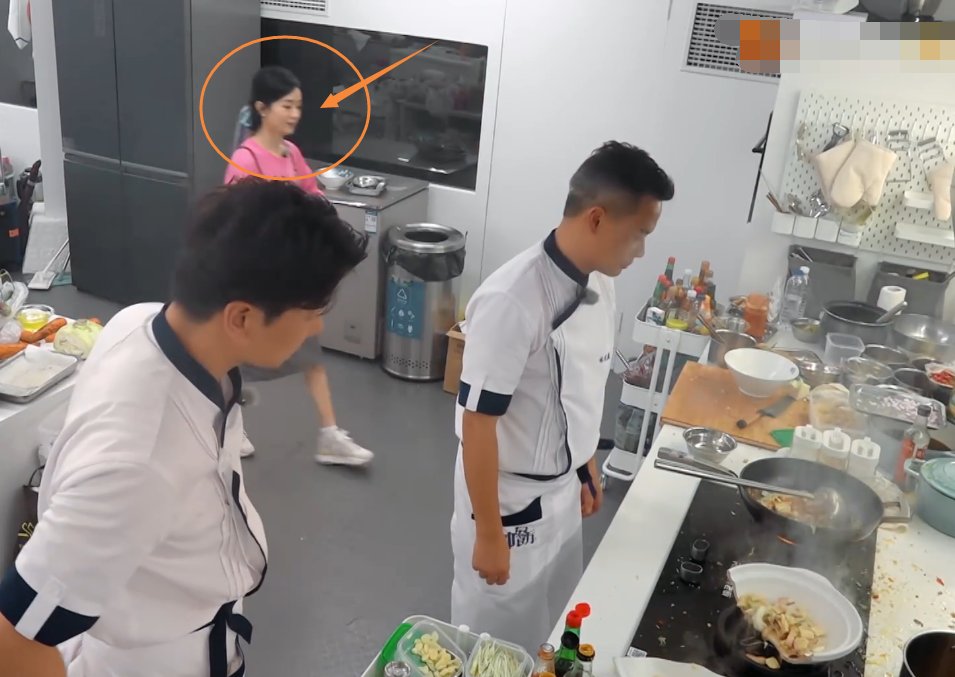  好感|林大厨做饭砂锅三次破裂，镜头扫过赵丽颖，这个举动太博好感了