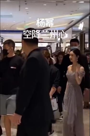  阻止|尴尬2.0！刘诗诗活动被错叫成刘亦菲，周围还爆发哄笑无人阻止