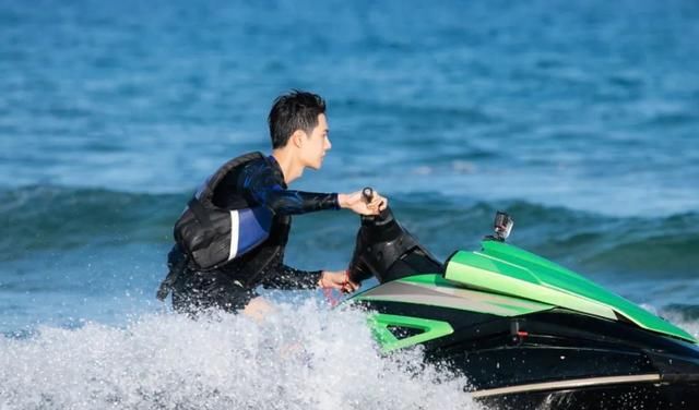 年轻人|从早浪到晚的《夏日冲浪店》，如何拉拢年轻人的心？