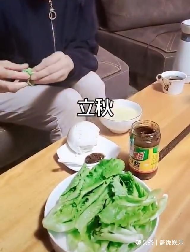 歌手|55岁歌手于文华近况曝光！皮肤白皙状态佳，吃生菜馒头蘸酱显朴素