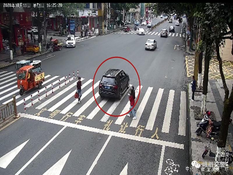 行人|开车不礼让斑马线行人？峨眉交警已经盯上你了！