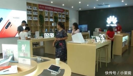 零件|修手机担心被偷换零件 小伙要求看着修 店员竟拿起灭火要打人