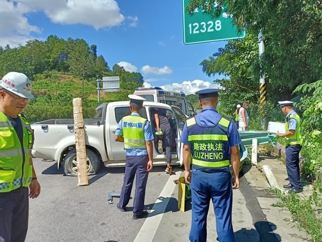  高速路|货车失控 撞上护栏！高速路开车，这个动作千万不能做